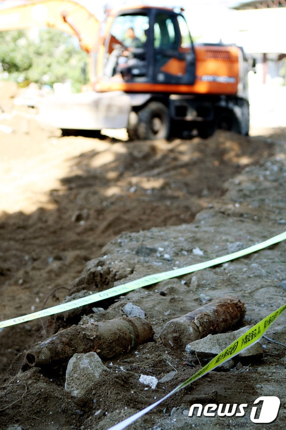 9일 오전 경북 안동시 정하동 신축 건물 공사장에서 발견된 포탄 2개를 군 당국이 수거하고 있다.. 2015.9.9/뉴스1 ⓒ News1