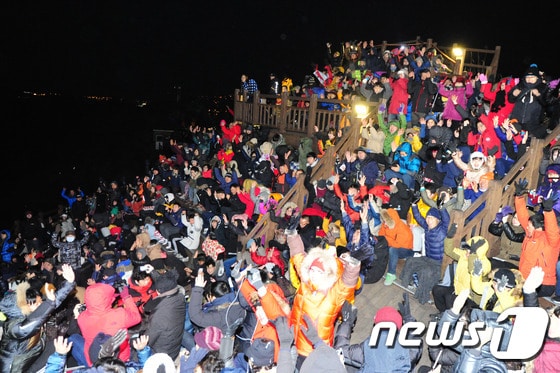 성산일출봉에서 새해 맞는 등반객들(자료사진)/뉴스1