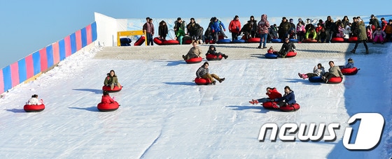 지난 1월 서울 광진구 뚝섬 한강공원 눈썰매장을 찾은 시민들이 즐겁게 썰매를 즐기고 있다. 2016.1.10/뉴스1 ⓒ News1 임경호 기자