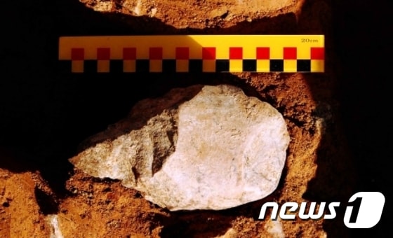연천서 출토된 구석기 주먹도끼 모습. 사진-문화재청 ⓒ News1