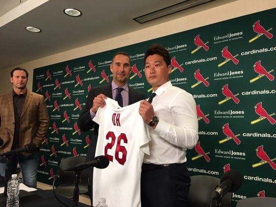 오승환(34)이 12일(한국시간) 한국과 일본 무대를 거쳐 미국 메이저리그 세인트루이스 카디널스에 공식 입단, 존 모젤리악 단장과 유니폼을 들고 있다. (스포츠인텔리전스 그룹 제공) 2016.1.12/뉴스1 ⓒ News1