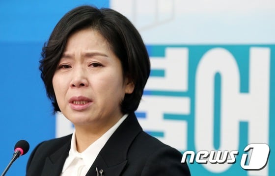 더불어민주당의 '인재영입 7호'로 영입된 양향자 삼성전자 상무가 12일 서울 여의도 국회에서 열린 입당 기자회견에서 정치입문 포부를 밝히며 눈물을 참지 못하고 있다.  2016.1.12/뉴스1 ⓒ News1 오대일 기자