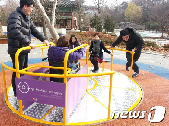 무장애통합놀이터의  회전놀이대(서울시설공단 제공). ⓒ News1