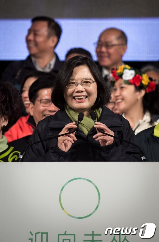 16일(현지시간) 실시된 대만 총통 선거에서 차이잉원 민진당 후보가 승리가 확정된 뒤 당 본부 앞 기자회견을 열었다. ⓒ AFP=뉴스1