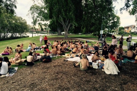 17일(현지시간) 오후 호주 브리즈번 올레이 공원에서 50여명의 여성들이 웃옷을 벗은 채 소풍을 즐기는 '프리 더 니플(Free the Nipple)' 이벤트를 실시했다. (사진 아만다 하워스) 2016.1.18/뉴스1ⓒ News1