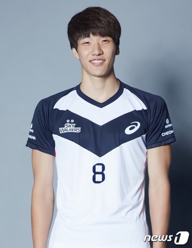 현대캐피탈 송준호(25)가 2일 우리카드와의 맞대결에서 블로킹 6개를 포함한 13득점을 올리며 자신감을 되찾았다. 이제 그는 레프트와 라이트에서 모두 적응한 뒤 궁극적인 꿈 '국가대표'를 이뤄내고자 한다. ⓒ News1