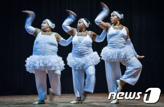 단사 볼루미노사(Danza Voluminosa) 단원들이 13일(현지시간) 쿠바 하바나 국립극장에서 '백조의 호수'를 공연하고 있다. ⓒ AFP=뉴스1