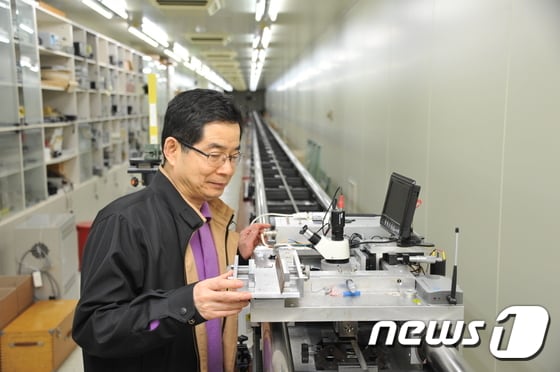 50m 범위의 장거리 레이저 간섭계를 교정 중인 엄태봉 박사.ⓒ News1