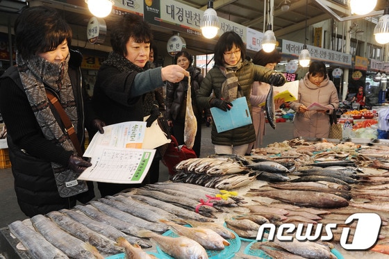 설 명절을 앞두고 성수식품에 대한 점검을 진행 중인 지방자치단체 관계자들./뉴스1 ⓒ News1 이종현 기자