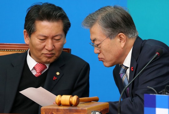 2016년 1월 22일 당시 더불어민주당 문재인 대표와 정청래 최고위원이 서울 여의도 국회 당대표 회의실에서 열린 최고위원회의에서 뭔가를 놓고 심각하게 논의하고 있다. ⓒ News1 