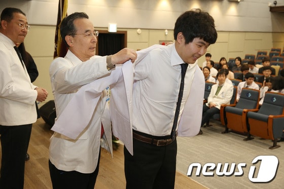 22일 동아대학교 의과대학은 동아대병원 대강당에서 화이트 코트 세레모니(White coat Ceremony)를 개최했다.(동아대 제공) ⓒ News1