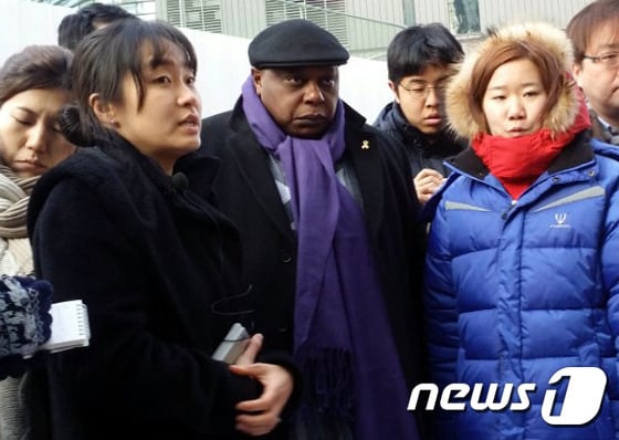 마이나 키아이 유엔 특별보고관이 지난 24일 오후 서울 종로구 중학동 구 일본대사관 앞에서 소녀상을 지키기 위해 노숙 농성중인 대학생들의 이야기를 듣고 있다.2016.1.24/뉴스1 ⓒ News1