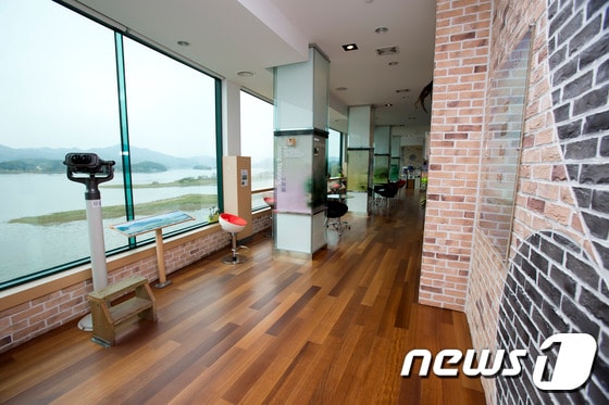 경기도 광주시 남종면에 위치한 경기도수자원본부 ‘팔당전망대’가 물관광 명소로 각광받고 있다.지난 한 해 동안 5만4000명이 이 곳을 다녀갔다./사진제공=경기도수자원본부 ⓒ News1 진현권 기자