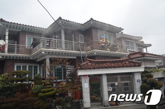 29일 오전 11시51분께 경남 창원시 의창구 명서동의 한 단독주택에서 난 불을 소방대원이 진화하고 있다. (창원소방본부 제공) ⓒ News1 이상욱 기자