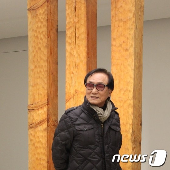 회고전 '재현'에 출품된 '메타포' 앞에 선 심문섭 작가 (사진제공 아라리오 갤러리)