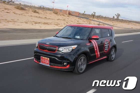 기아차는 미국 라스베이거스에서 열린 CES에서 쏘울 EV 자율주행차 시범 주행을 했다. ⓒ News1