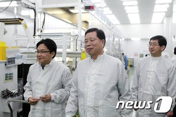 박진수  LG화학 부회장이 6일 현장경영차 오창·청주공장을 방문했다. 박 부회장이 수처리필터공장을 둘러보고 있다. 사진제공=LG화학 오창·청주공장 ⓒ News1