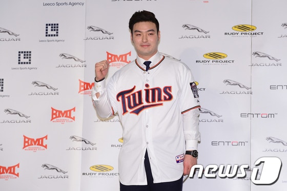 박병호가 7일 오전 서울 서대문구 홍은동 그랜드 힐튼 서울에서 열린 '박병호 미네소타 트윈스 입단 기자회견'에서 유니폼을 입고 포토타임을 갖고 있다. 2016.1.7/뉴스1 ⓒ News1 임세영 기자