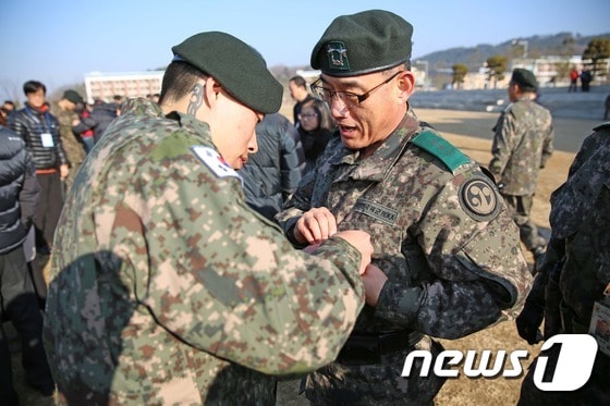 7일 39사단 신병수료식을 마친 김승빈 이병이 문병호 39사단장에게 감사브로치를 달아주고 있다(39사단제공)2016.1.7/뉴스1 ⓒ News1 이철우 기자