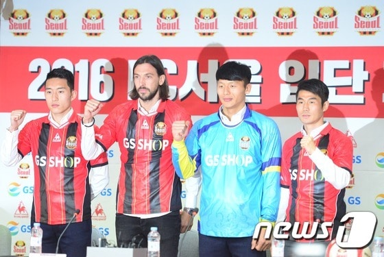 2년만에 다시 FC서울에 입단한 데얀을 비롯한 이적 선수들이 7일 오후 서울 마포구 서울월드컵경기장에서 열린 입단식에서 기념촬영을 하고 있다.왼쪽부터 신진호, 데얀, 유현, 조찬호.2016.1.6/뉴스1 ⓒ News1 민경석 기자