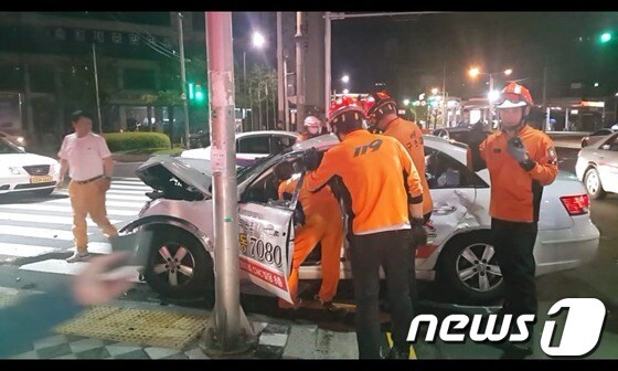 11일 오전 1시 27분께 부산 연제구 홈플러스 앞 교차로에서 택시 두대가 추돌해 3명이 중상을 입고 병원으로 옮겨졌다. 소방대원들이 구조작업을 벌이고 있다.(부산소방본부 제공) ⓒ News1