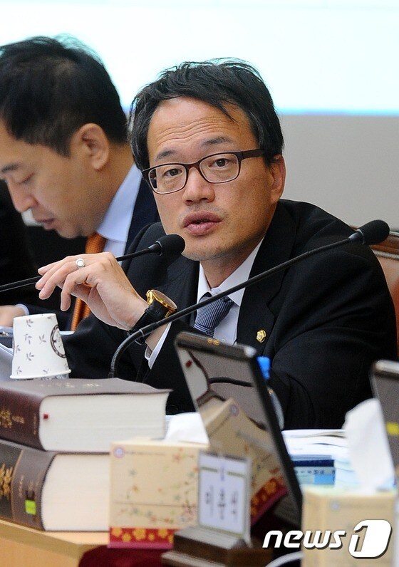 박주민 더불어민주당 의원이 11일 오전 부산 연제구 부산고등법원에서 국회 법제사법위원회의 대구고등·지방·가정법원. 부산고등·지방·가정법원, 울산·창원지방법원 국정감사에서 질의를 하고 있다. 2016.10.11/뉴스1 ⓒ News1 여주연 기자