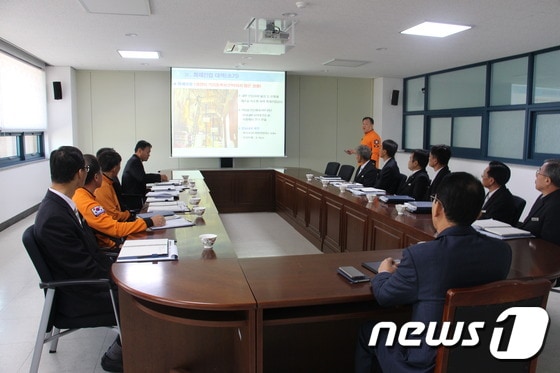 전북 고창소방서(서장 김봉춘)는 선운사 대웅전을 비롯한 목조문화재를 화재로부터 안전하게 보존하기 위한 '초특급 화재진압대책'을 마련했다. 고창소방서 목조문화재 화재진압 대책회의.ⓒ News1