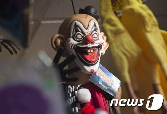 핼러윈을 맞아 미국에서 어릿광대 마스크 판매율이 크게 늘었다.ⓒ AFP=뉴스1