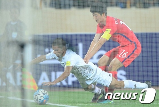 11일 오후(현지시간) 이란 테헤란 아자디 스타디움에서 열린 2018 러시아 월드컵 최종예선 A조 4차전 대한민국과 이란의 경기에서 기성용이 상대 수비에 막혀 볼을 넘기고 있다. 2016.10.12/뉴스1 ⓒ News1 박정호 기자
