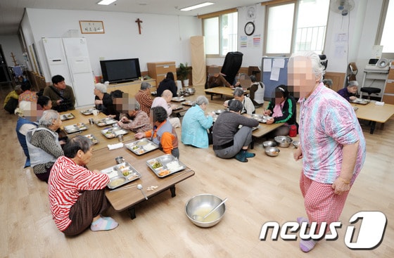 13일 오전 대구 달성군 대구시립희망원에서 원생들이 점심을 먹고 있다.이날 박강수 대구시립희망원 로무알도 원장은 희망원 내 아띠울에서 사과문 발표와 함께 기자회견을 가진 후 내부 공개를 했다. 가톨릭 교회가 운영하는 대구희망원은 최근 2년 8개월 동안 수용인원의 10%에 달하는 129명의 사망자가 발생했다는 사실이 드러나 각종 의혹이 제기되어 왔다. 2016.10.13/뉴스1 ⓒ News1 이종현 기자