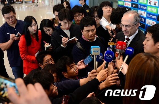 울리 슈틸리케 축구대표팀 감독이 13일 오후 인천국제공항을 통해 귀국해 취재진과 인터뷰를 하고 있다. 슈틸리케 감독은 지난 11일 이란 원정 경기에서 1:0 패배 후 언론 인터뷰에서 카타르의 소리아 같은 선수가 없어서 졌다는 발언으로 국민적 뭇매를 맞았다. 2016.10.13/뉴스1 ⓒ News1 박정호 기자