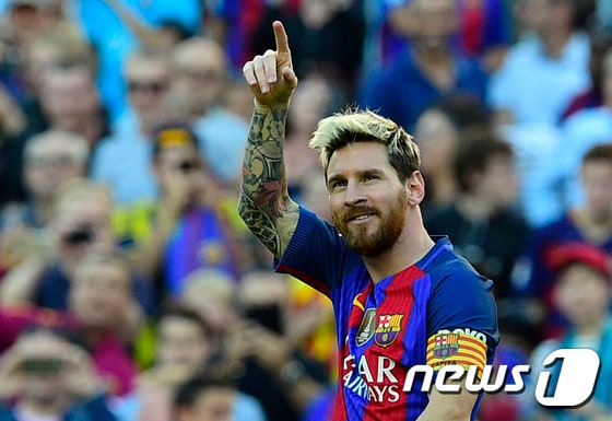 바르셀로나의 공격수 리오넬 메시가 15일(한국시간) 스페인 바르셀로나의 캄프 누에서 열린 데포르티보와의 경기에서 골을 기록한 뒤 기뻐하고 있다. ⓒ AFP=News1
