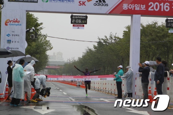 케냐의 필렉스 킵치르치르 키프로티치가 16일 경주에서 열린 2016 경주국제마라톤대회에서 가장 먼저 결승선을 통과하고 있다. (대한육상연맹 제공) ⓒ News1