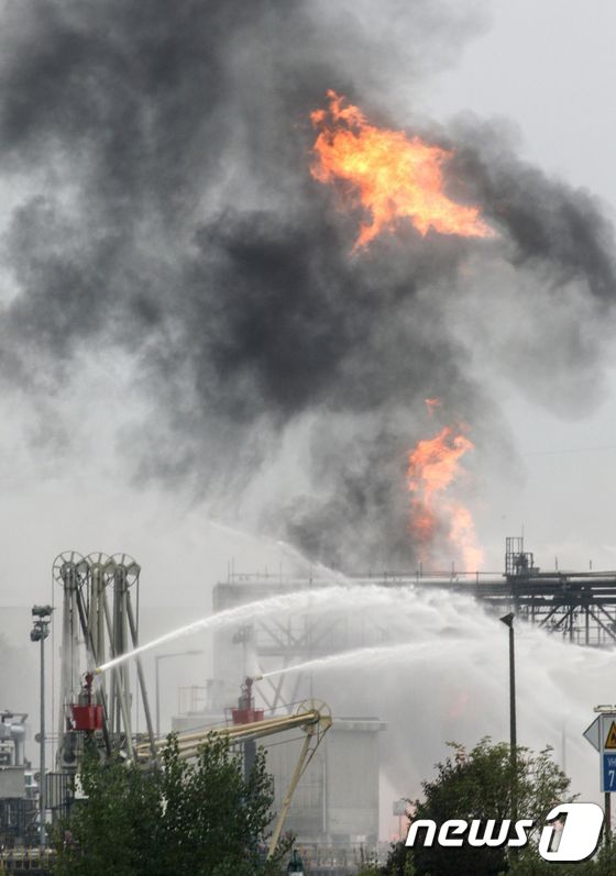 독일 화학기업 바스프(BASF) 공장에서 폭발로 인한 화재가 발생해 진화되고 있다. ⓒ AFP=뉴스1