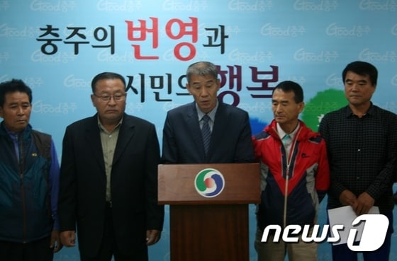 충북 충주시 금가면 주민들은 20일 충주시청 브리핑룸에서 기자회견을 열어 “한국수자원공사(K-water)가는 치수능력증대사업 공사과정에서 석면처리를 제대로 하지 못해 충주시민의 불안을 가중시키고 있다”며 “수자원공사는 사업을 즉각 중단하라”고 주장했다.ⓒ News1