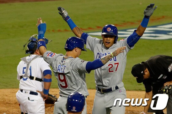시카고 컵스의 에디슨 러셀(27번)이 21일(한국시간) 열린 2016 메이저리그 포스트시즌 내셔널리그 챔피언십시리즈 5차전 LA 다저스와의 경기에서 6회초 2점홈런을 친 뒤 홈에서 동료들과 기쁨을 나누고 있다. 2016.10.21/AFP=뉴스1 ⓒ News1