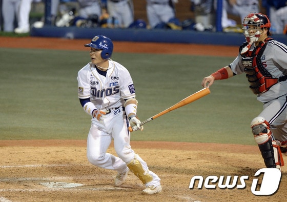 21일 오후 경남 창원 마산야구장에서 열린 2016 타이어뱅크 KBO리그 플레이오프 1차전 LG 트윈스와 NC 다이노스의 경기에서 NC 9회말 공격 1사 만루 상황 용덕한이 끝내기 안타를 날리고 있다. 2016.10.21/뉴스1 ⓒ News1 이동원 기자