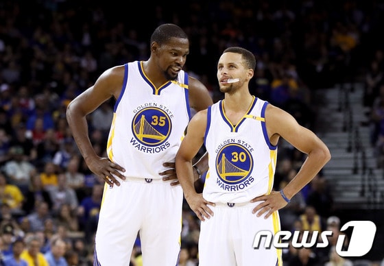 골든스테이트 워리어스의 케빈 듀란트(왼쪽)와 스테판 커리.ⓒ AFP=News1