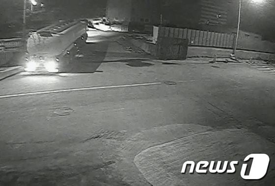 26일 부산경찰청 국제범죄수사대는 선박용 해상 면세유를 학원 통학차량과 관광버스 연료로 불법 유통시키거나 섬유업체, 지역난방용 소형발전소까지 헐값에 판매한 일당 12명을 검거했다고 밝혔다. 부산항 부두에서 몰래 빼돌린 뒷기름을 차량에 싣고나오는 모습.(부산지방경찰청 제공)ⓒ News1