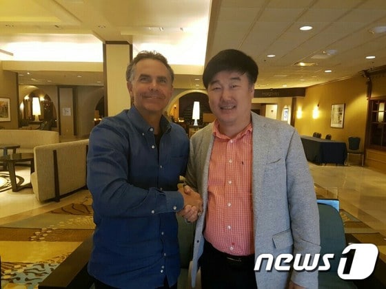 SK 와이번스의 새 사령탑으로 선임된 트레이 힐만(왼쪽) 감독. (SK 제공)ⓒ News1