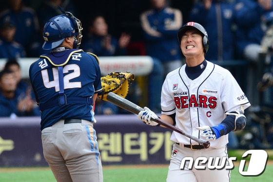 29일 오후 서울 잠실야구장에서 열린 프로야구 2016 타이어뱅크 KBO리그 한국시리즈 1차전 NC 다이노스와 두산 베어스의 경기에서 5회말 1사 주자없는 상황 두산 김재호가 삼진을 당하고 아쉬워하고 있다. 2016.10.29/뉴스1 ⓒ News1 임세영 기자