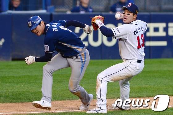 지난 29일 잠실구장에서 열린 프로야구 2016 타이어뱅크 KBO리그 한국시리즈 1차전 NC 다이노스와 두산 베어스 경기에서 연장 10회초 1사 3루 상황 NC 김성욱의 3루앞 땅볼때 3루주자 김종호가 두산 허경민에게 태그 아웃되고 있다. 2016.10.29/뉴스1 ⓒ News1 임세영 기자