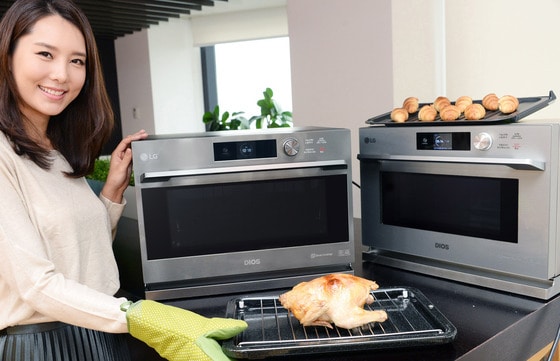 서울 영등포구 여의대로 LG 트윈타워에서 모델이 조리시간은 빨리지고 전기 사용량은 줄인 디오스 광파오븐 신제품을 소개하고 있다. 신제품은 9가지 조리기기가 갖고 있는 기능을 모두 탑재해 재료에 맞춰 272가지의 요리가 가능하다.ⓒ News1