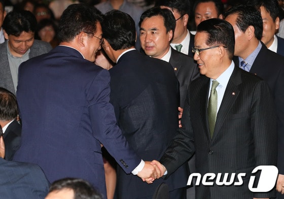 2016년 10월 13일 당시 박지원 국민의당 비상대책위원장 겸 원내대표가 서울 여의도 63컨벤션 그랜드볼룸에서 열린 10·4남북정상선언 9주년 기념식에서 송영길 민주당 의원과 인사를 나누고 있다. ⓒ News1 DB