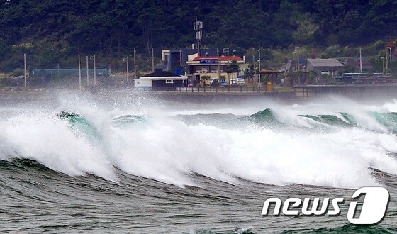 제18호 태풍 차바(Chaba)가 북상중인 4일 오전 제주 서귀포시 중문색달해변에 높은 파도가 일고 있다.2016.10.4/뉴스1 ⓒ News1 이석형 기자