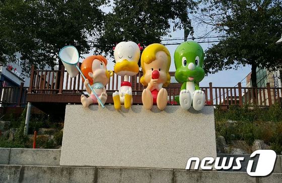 도봉구 우이천변 둘리 상징조형물(도봉구 제공) 2016.10.4ⓒ News1