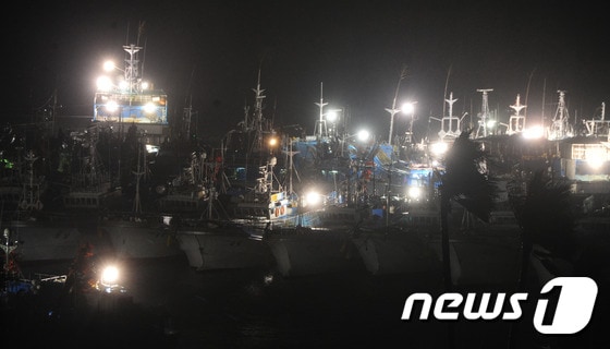 제18호 태풍 차바(Chaba)가 북상중인 4일 오후 제주 서귀포시 서귀포항에서 피항한 어선들이 불을 밝히며 사고에 대비하고 있다.2016.10.4/뉴스1 ⓒ News1 이석형 기자