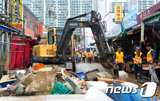 지난 5일 발생한 태풍 '차바'로 큰 피해를 입은 울산 태화시장에서 공무원, 경찰, 자원봉사자들이 복구 작업을 하고 있는 모습. 2016.10.7/뉴스1 ⓒ News1 장은진 기자