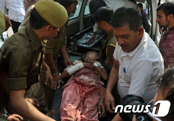 자원봉사자들이 1일(현지시간) 파키스탄의 인도 잠무 지역 포격으로 인한 부상자를 이송하고 있다. ⓒAFP=뉴스1