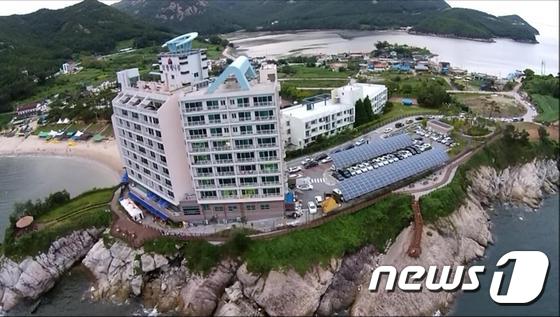 전북 부안군 모항 해수욕장 옆에 있는 모항해나루 가족호텔. /뉴스1
